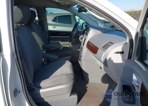 2010 Chrysler Town & Country Touring z USA, uszkodzony, nr VIN 2A4RR5D1XAR252790